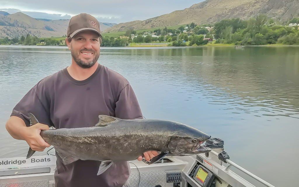 Brad Wagner of Bobber Down Guide Service with a typical Chelan Falls Upriver Chinook-Brad Wagner photo